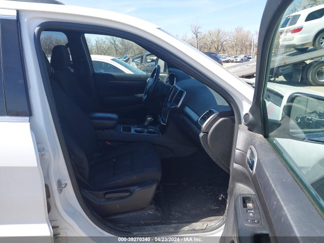 1C4RJFAG8JC444018 Jeep Grand Cherokee Laredo E 4x4