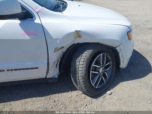 1C4RJFAG8JC444018 Jeep Grand Cherokee Laredo E 4x4
