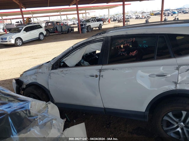 Toyota RAV4 LE 2018 2T3ZFREV9JW510892 Image 14