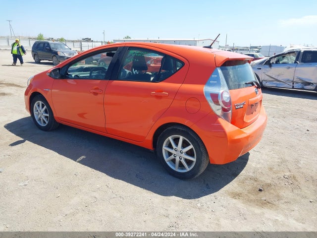 Toyota Prius C Three 2014 JTDKDTB32E1077573 Image 3