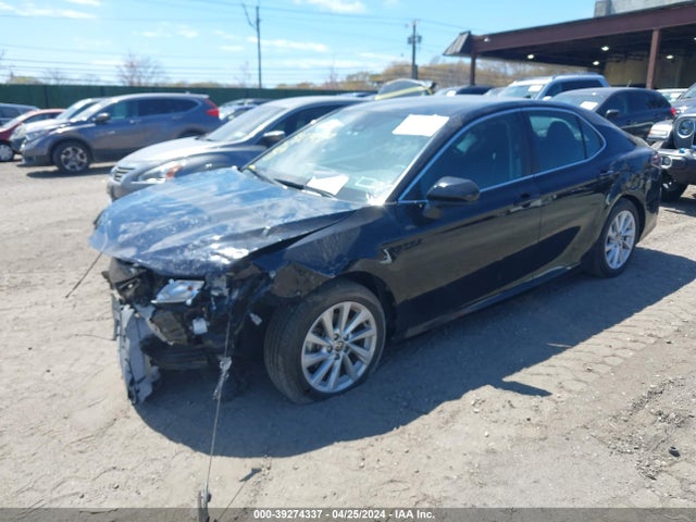 Toyota CAMRY LE 2022 4T1C11AK5NU636120 Image 2
