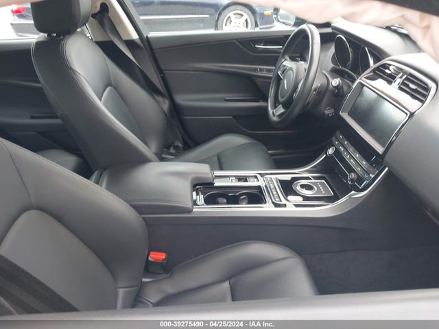 2019 JAGUAR XE SAJAR4FX0KCP50619 Photo 4