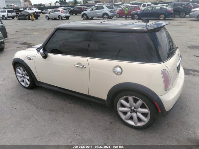 2005 MINI COOPER S WMWRE33415TD95997 Photo 2