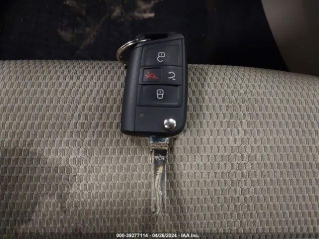 3VW217AU2JM765643 Volkswagen Golf Sportwagen Tsi S