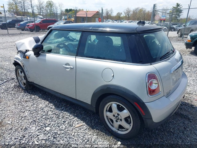 2011 MINI COOPER WMWSU3C55BTX97267 Photo 2