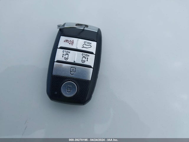 KIA SEDONA LX 2017 KNDMB5C11H6255388 Image 11