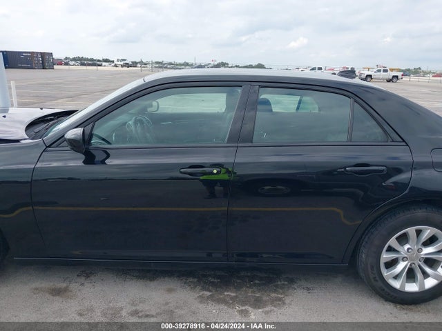2C3CCAAG9KH758136 Chrysler 300 Touring