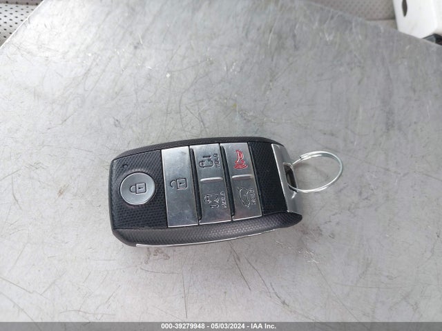 KIA SEDONA LX 2017 KNDMB5C1XH6335353 Image 11