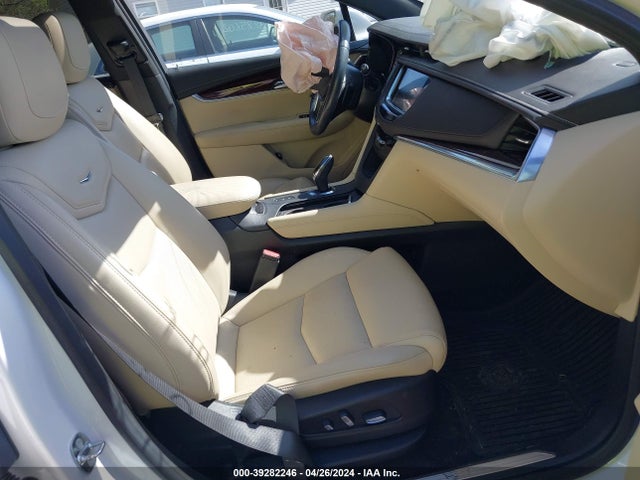 1GYKNDRS0JZ240808 Cadillac XT5 LUXURY
