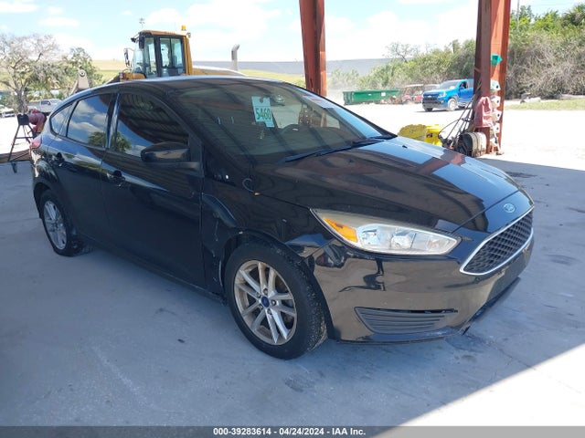 Ford FOCUS SE 2018 1FADP3K21JL319605 Image 1