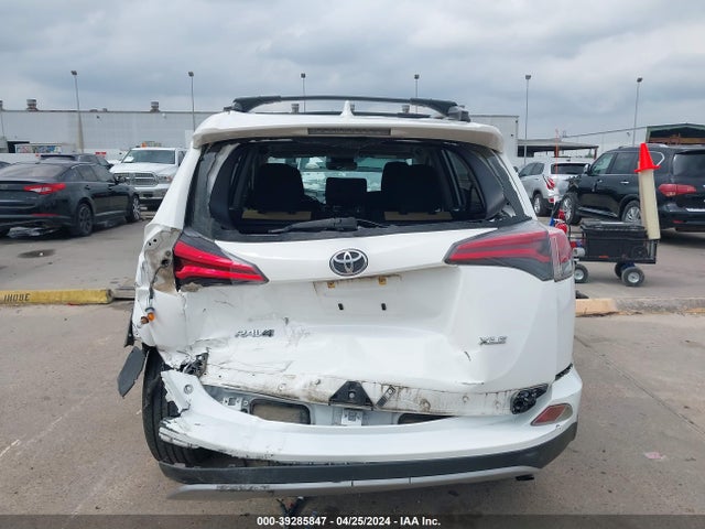 Toyota Rav4 Xle 2018 JTMWFREV4JD117608 Image 17