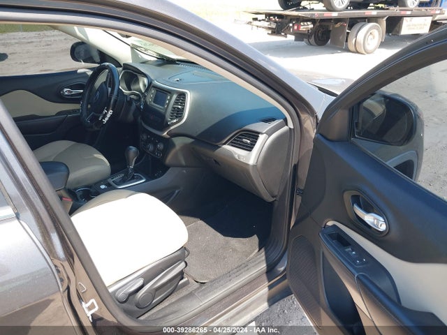 1C4PJLCB5FW700659 Jeep Cherokee Latitude