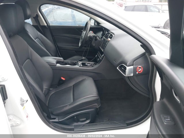2017 JAGUAR XE SAJAR4BG8HA951565 Photo 4