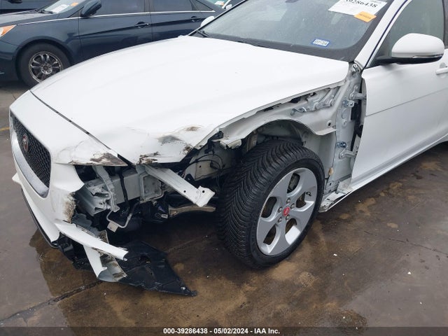 2017 JAGUAR XE SAJAR4BG8HA951565 Photo 5