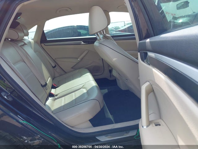 1VWDT7A32HC055079 Volkswagen Passat 1.8t R-line