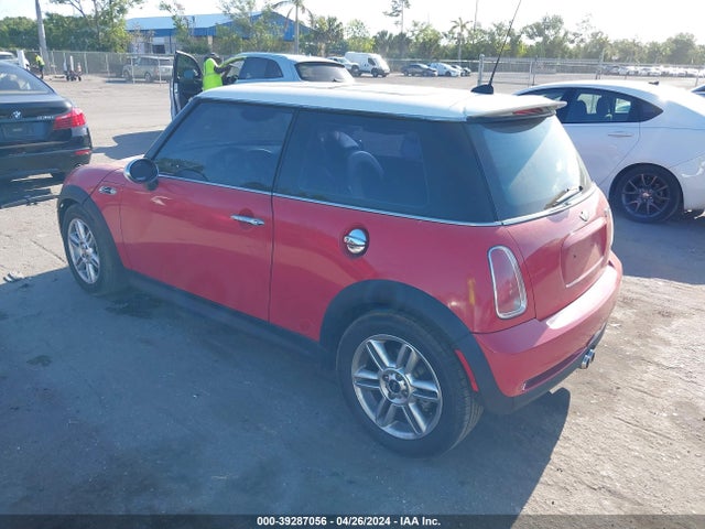 2006 MINI COOPER S WMWRE33536TJ38699 Photo 2