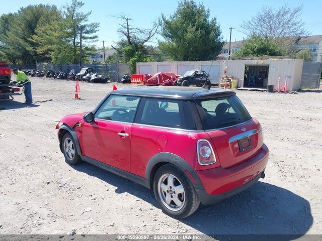 2011 MINI COOPER WMWSU3C57BT095869 Photo 2