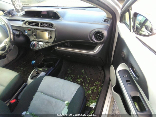 Toyota Prius C Three 2014 JTDKDTB38E1570111 Image 5
