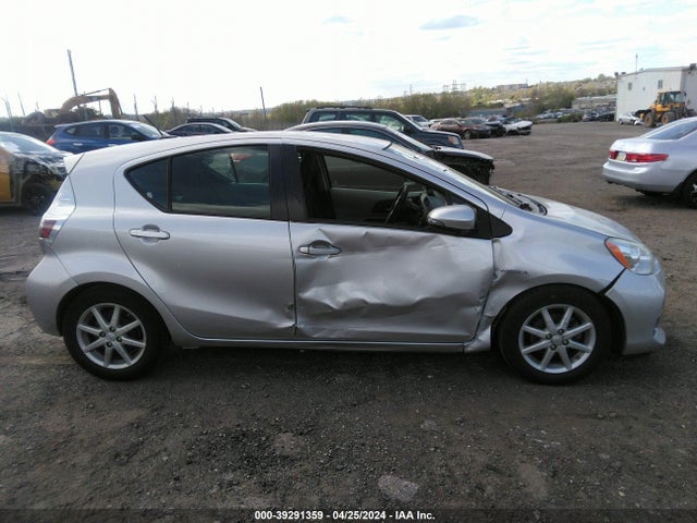 Toyota Prius C Three 2014 JTDKDTB38E1570111 Image 6