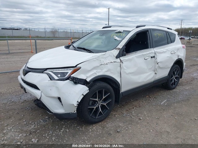 Toyota RAV4 SE 2018 JTMJFREV4JD243848 Image 2