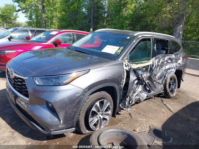 Toyota Highlander Xle 2022 5TDHZRBH5NS181116 Image 2