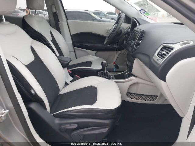 3C4NJCBB8JT494664 Jeep Compass Sun And Wheel Fwd