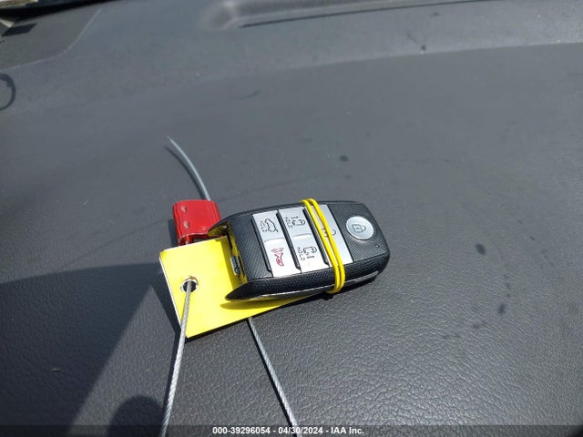 KIA SEDONA LX 2017 KNDMB5C10H6327052 Image 11