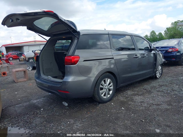 KIA SEDONA LX 2017 KNDMB5C10H6327052 Image 4