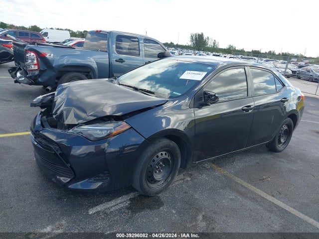 Toyota COROLLA LE 2018 5YFBURHE8JP755955 Image 2