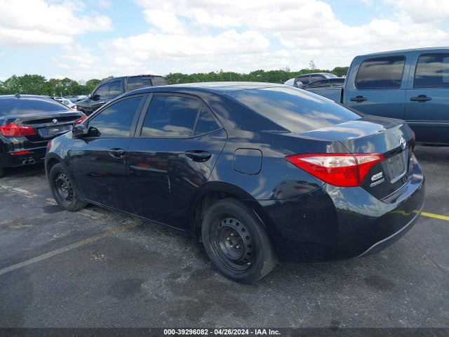 Toyota COROLLA LE 2018 5YFBURHE8JP755955 Image 3