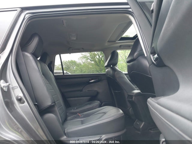 Toyota Highlander Xle 2022 5TDGZRBH7NS232224 Image 8