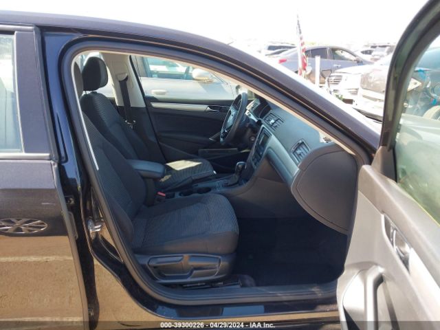 1VWAA7A3XJC043955 Volkswagen Passat 2.0t R-line/2.0t S