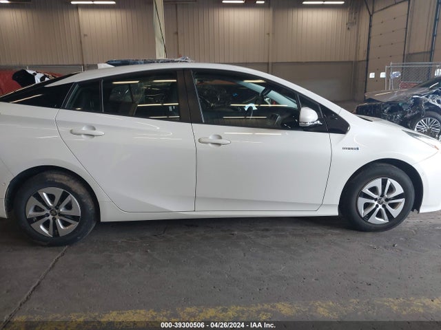 Toyota Prius Two 2018 JTDKBRFUXJ3069036 Image 13