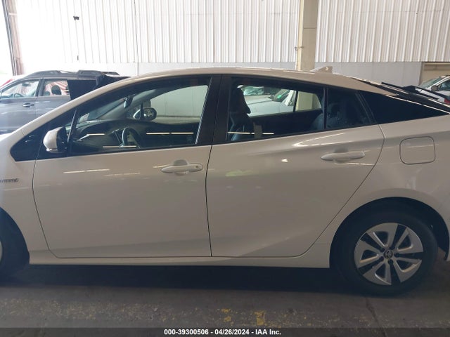 Toyota Prius Two 2018 JTDKBRFUXJ3069036 Image 14