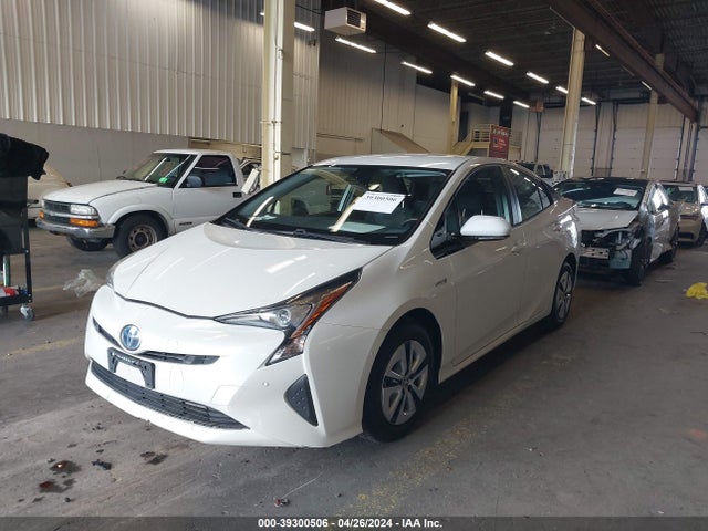 Toyota Prius Two 2018 JTDKBRFUXJ3069036 Image 2