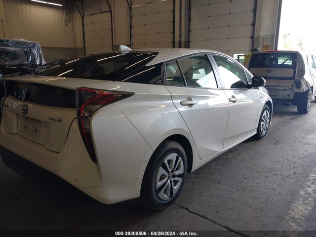 Toyota Prius Two 2018 JTDKBRFUXJ3069036 Image 4