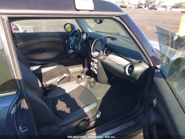 2009 MINI COOPER CLUBMAN WMWML33599TX34808 Photo 4