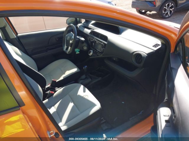 JTDKDTB38F1092502 Toyota Prius C One