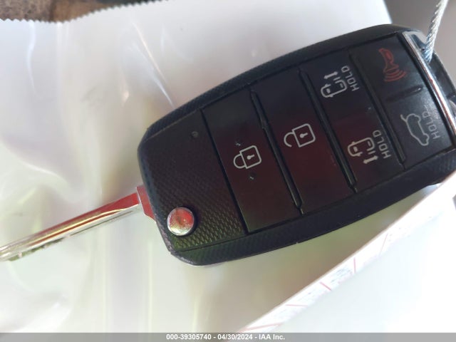 KIA SEDONA LX 2016 KNDMB5C1XG6165588 Image 11