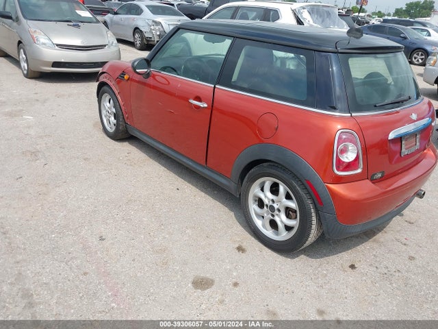 2011 MINI COOPER WMWSU3C58BT092723 Photo 2