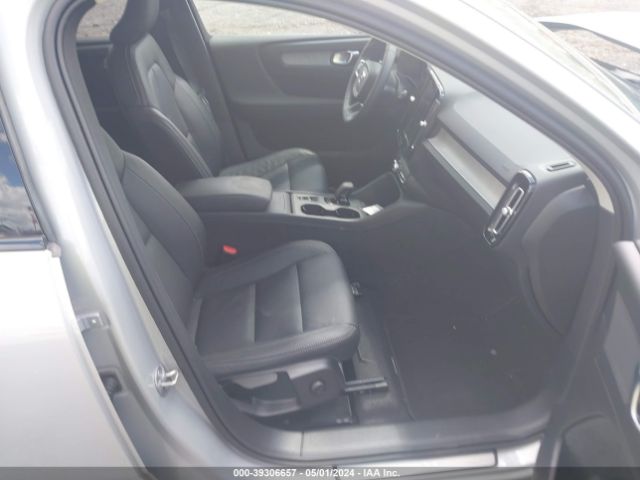 YV4L12UK4R2211640 Volvo Xc40 B5 Core Dark Theme