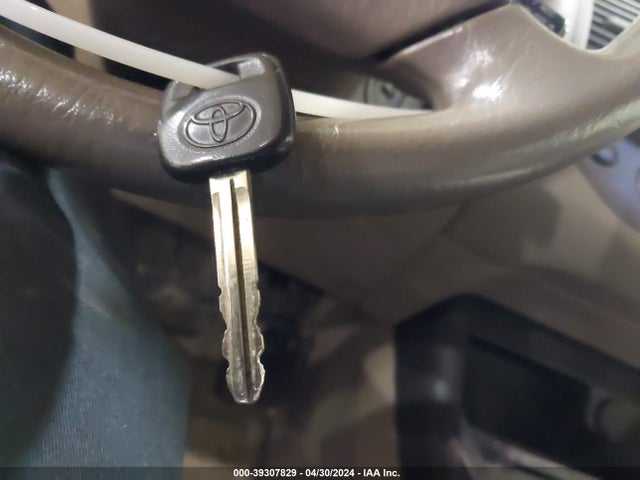 39307829 :رقم المزاد ، 4T1BE32KX4U852408 vin ، 2004 Toyota Camry Le مزاد بيع
