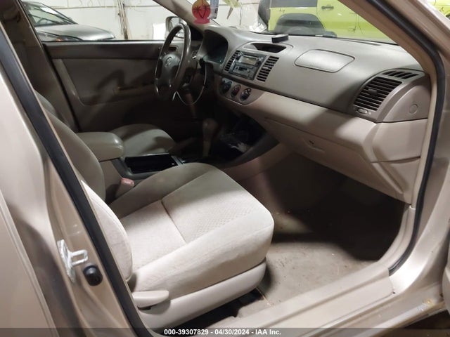 39307829 :رقم المزاد ، 4T1BE32KX4U852408 vin ، 2004 Toyota Camry Le مزاد بيع