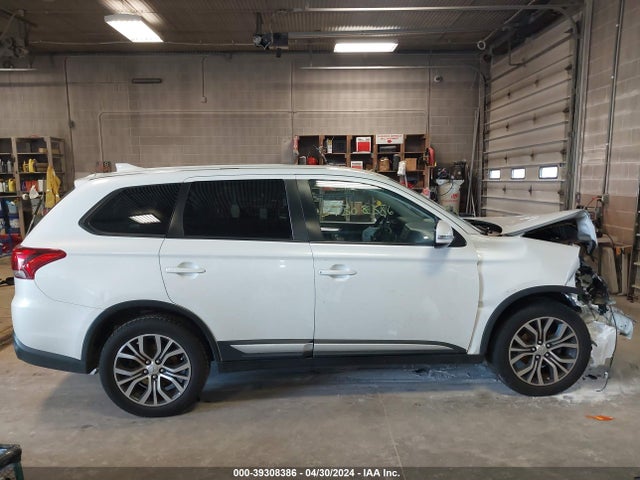 JA4AZ3A38HZ046245 Mitsubishi Outlander Se