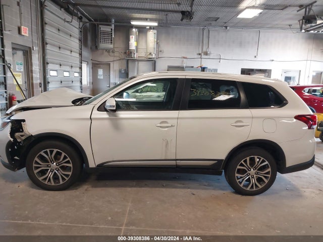 JA4AZ3A38HZ046245 Mitsubishi Outlander Se