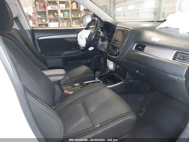 JA4AZ3A38HZ046245 Mitsubishi Outlander Se