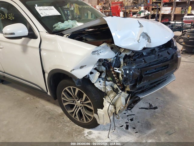 JA4AZ3A38HZ046245 Mitsubishi Outlander Se