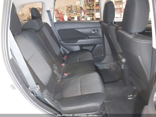 JA4AZ3A38HZ046245 Mitsubishi Outlander Se