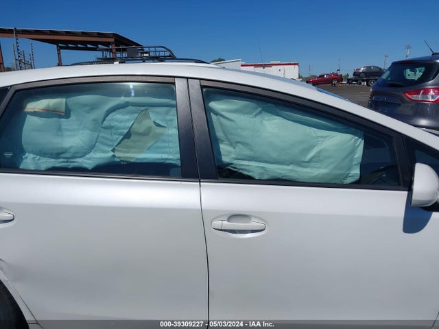 Toyota Prius V Three 2016 JTDZN3EU1GJ049069 Image 13