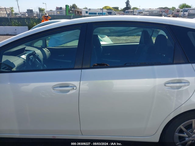 Toyota Prius V Three 2016 JTDZN3EU1GJ049069 Image 14